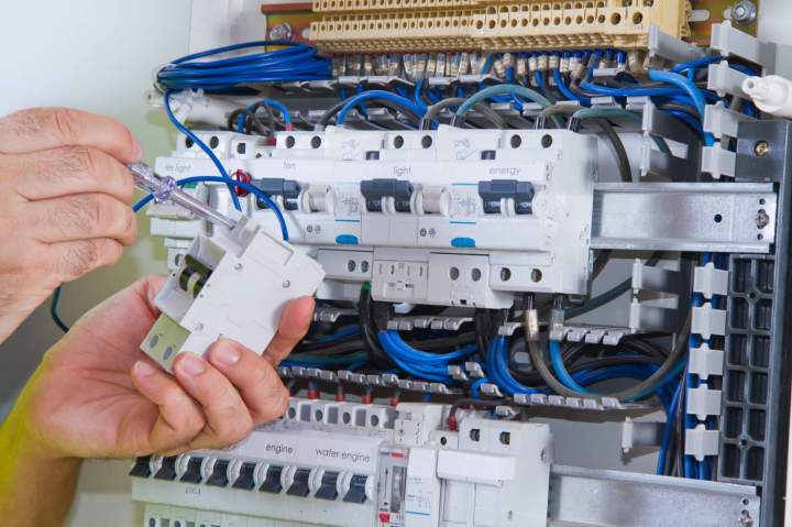 Électricien qualifié sur chantier à Nice