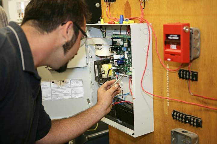 Électricien réparant un disjoncteur